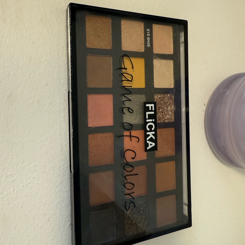 Flicka Eyeshadow Palette with Diverse Shades